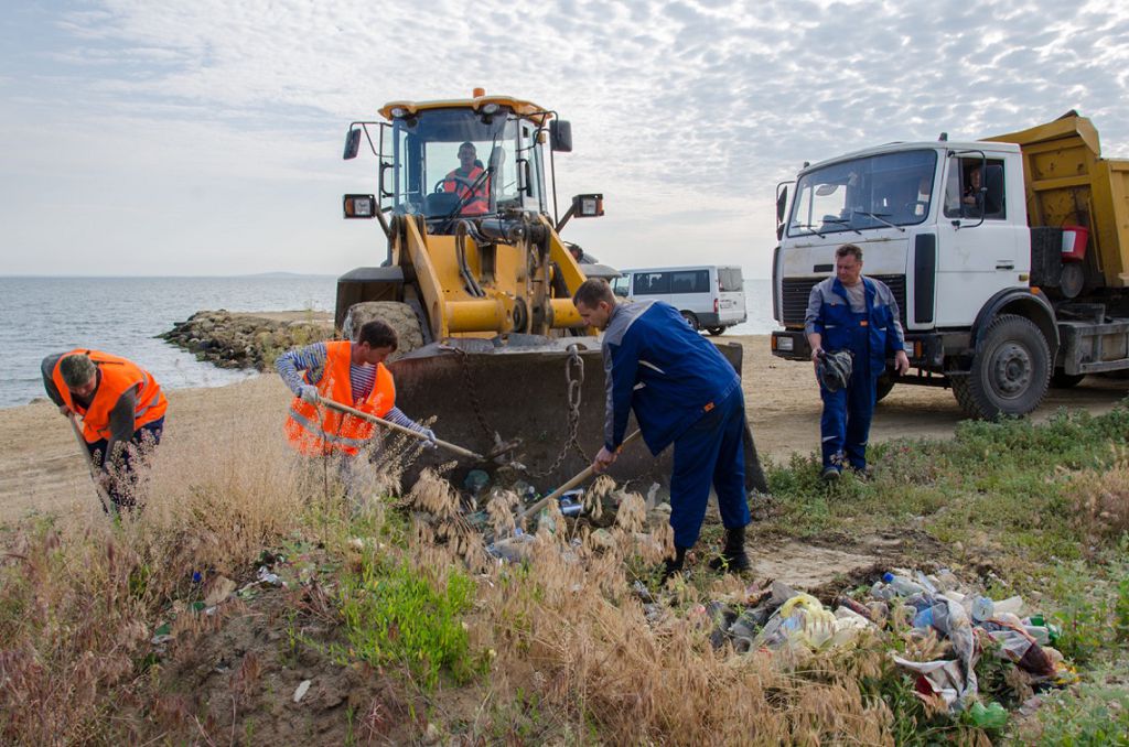 Строители моста через Керченский пролив очистили пляж Тамани от мусора